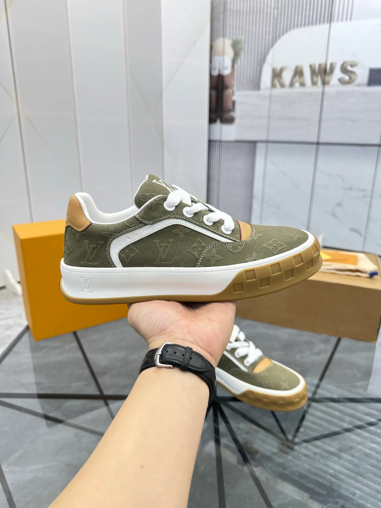 Men's shoes for sale 💰: 💰P660¥ Top quality Comes with airplane case Product trademark: LV* "Louis Vuitton*" low-top casual shoes Regular size: 35-44 (can be customized to 45) Couple style Product materials: imported nubuck leather upper, sheepskin lining, original outsole. Number: 819